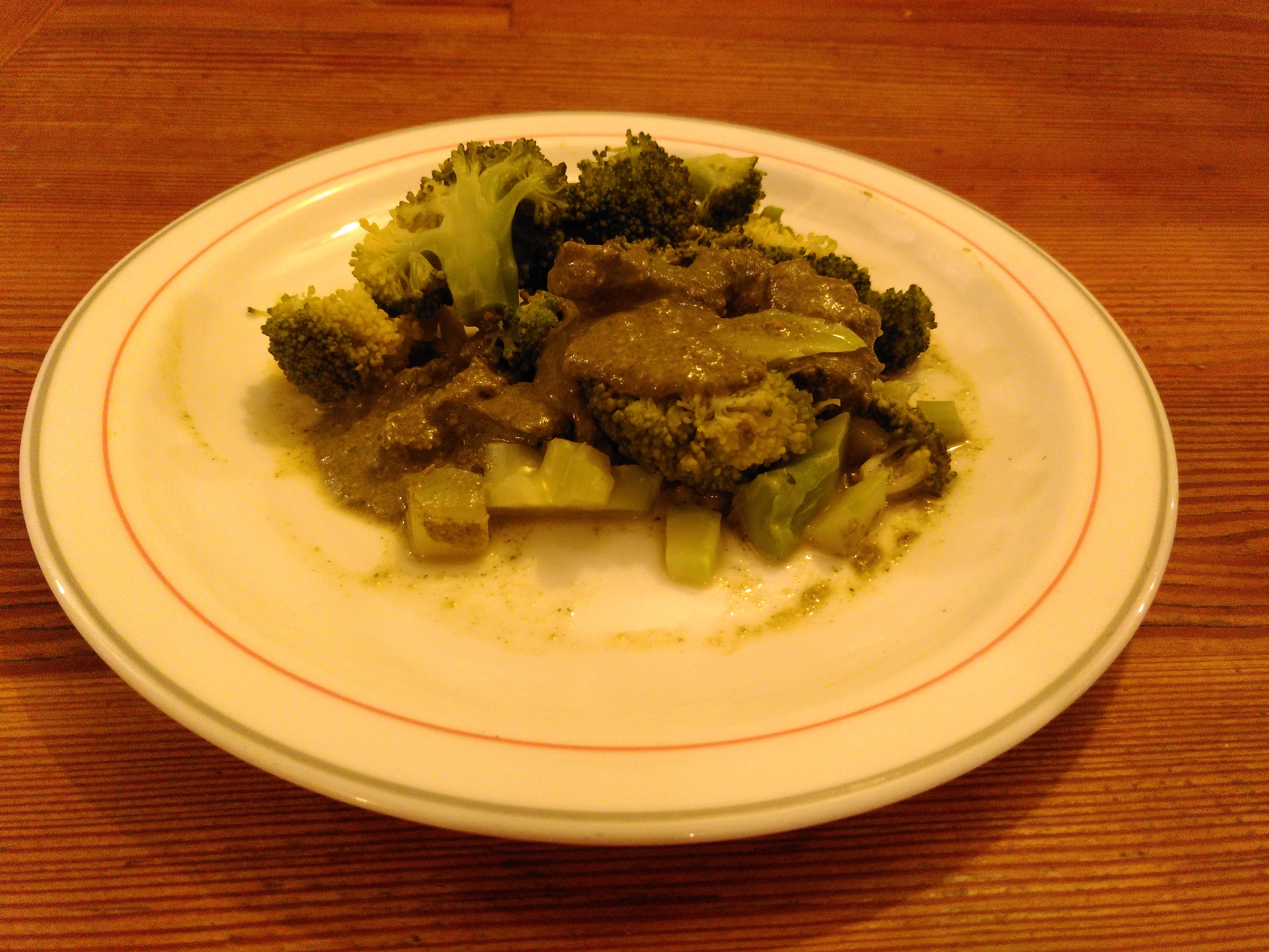Brocoli à la sauce de chénopodes blancs, orties, oseilles et noix