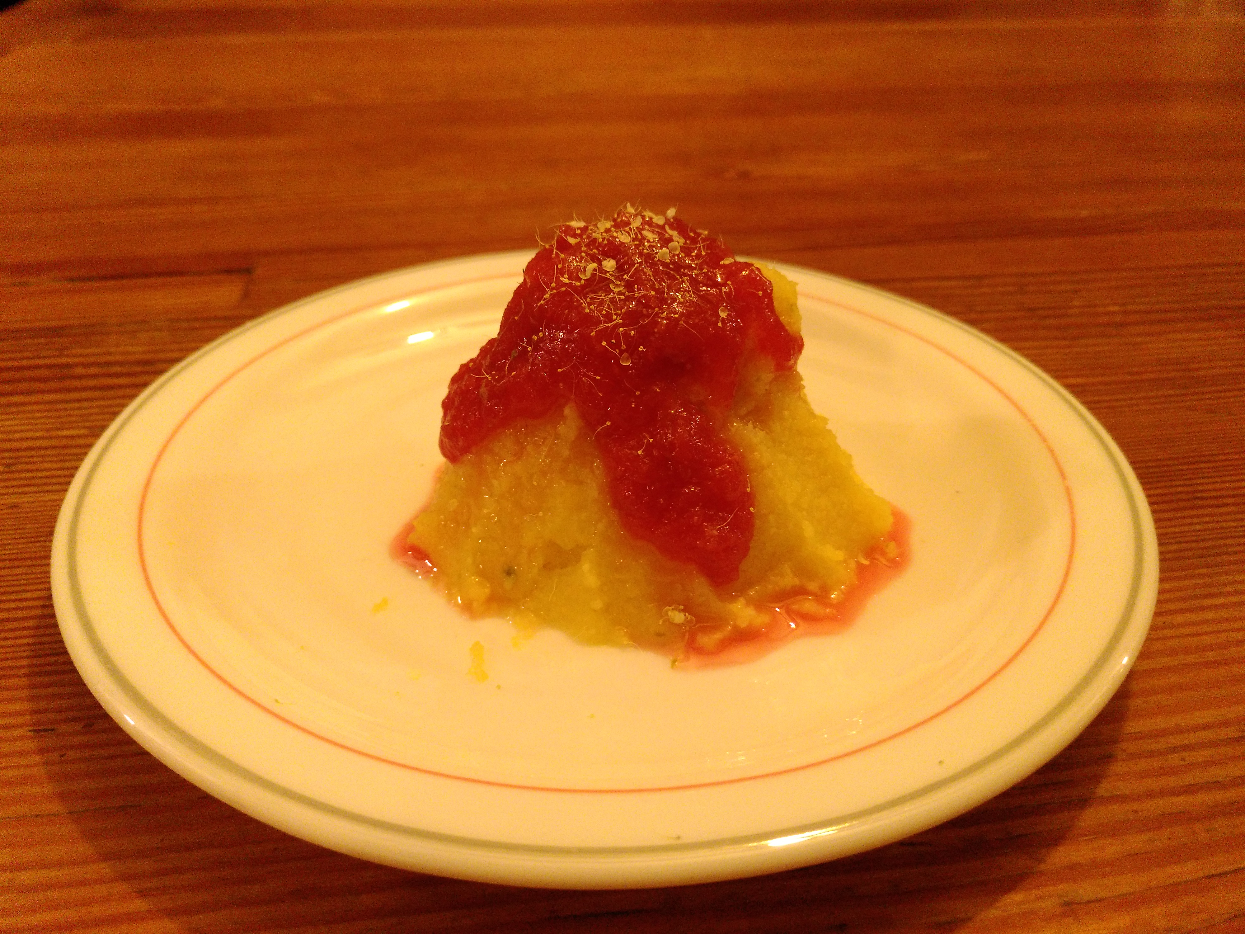 Volcan de polenta avec lave de prune à la pomme