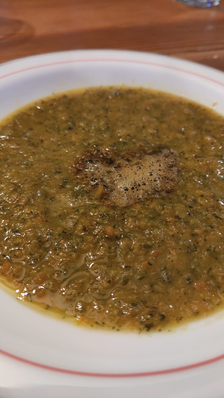 Soupe d’ortie, oseille, feuilles de violette et amaranthe avec une écume de fleur de sureau et de serpolet