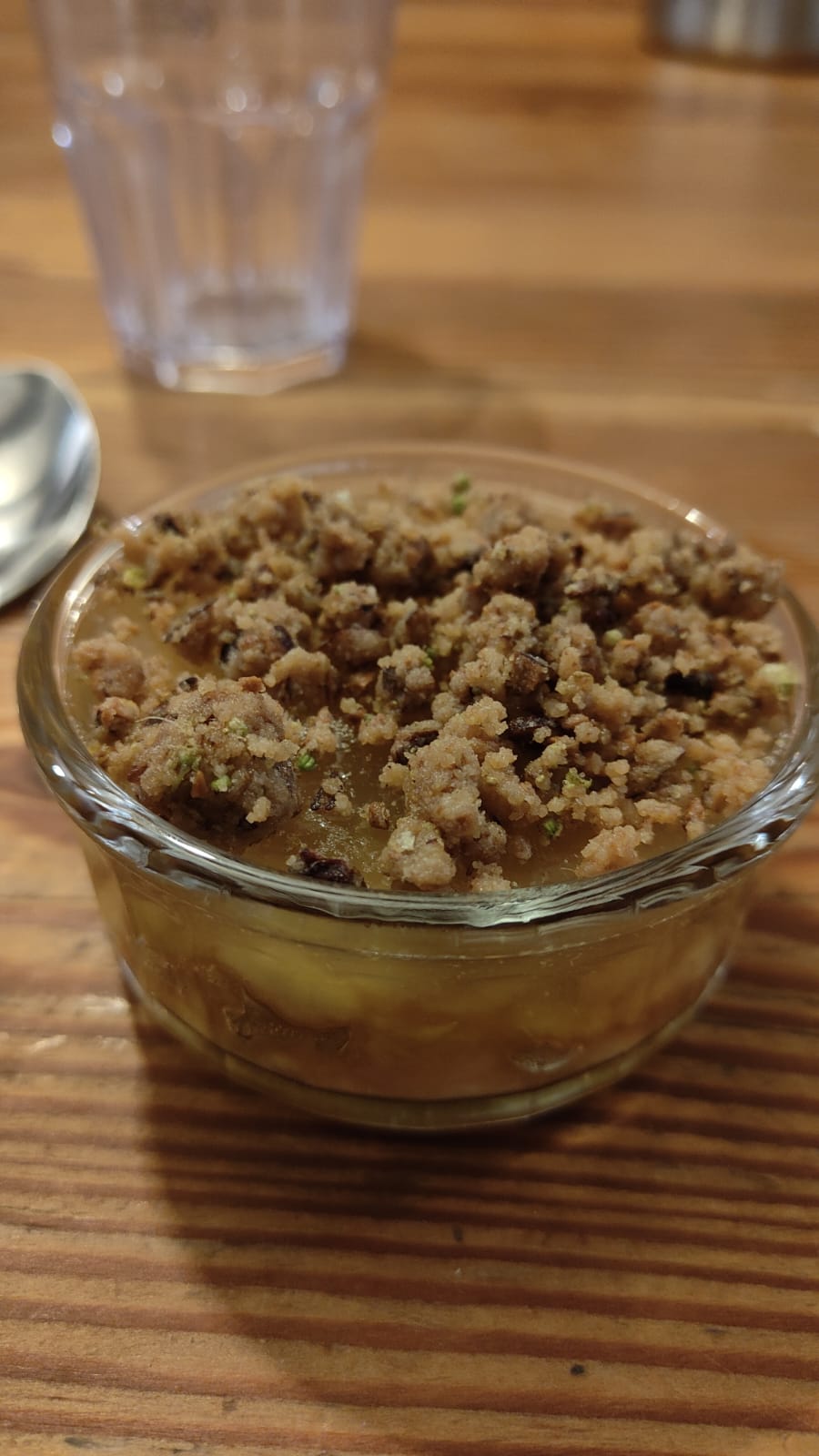 Compote de pétioles de rumex alpin et de pommes, aux pousses d’épicea