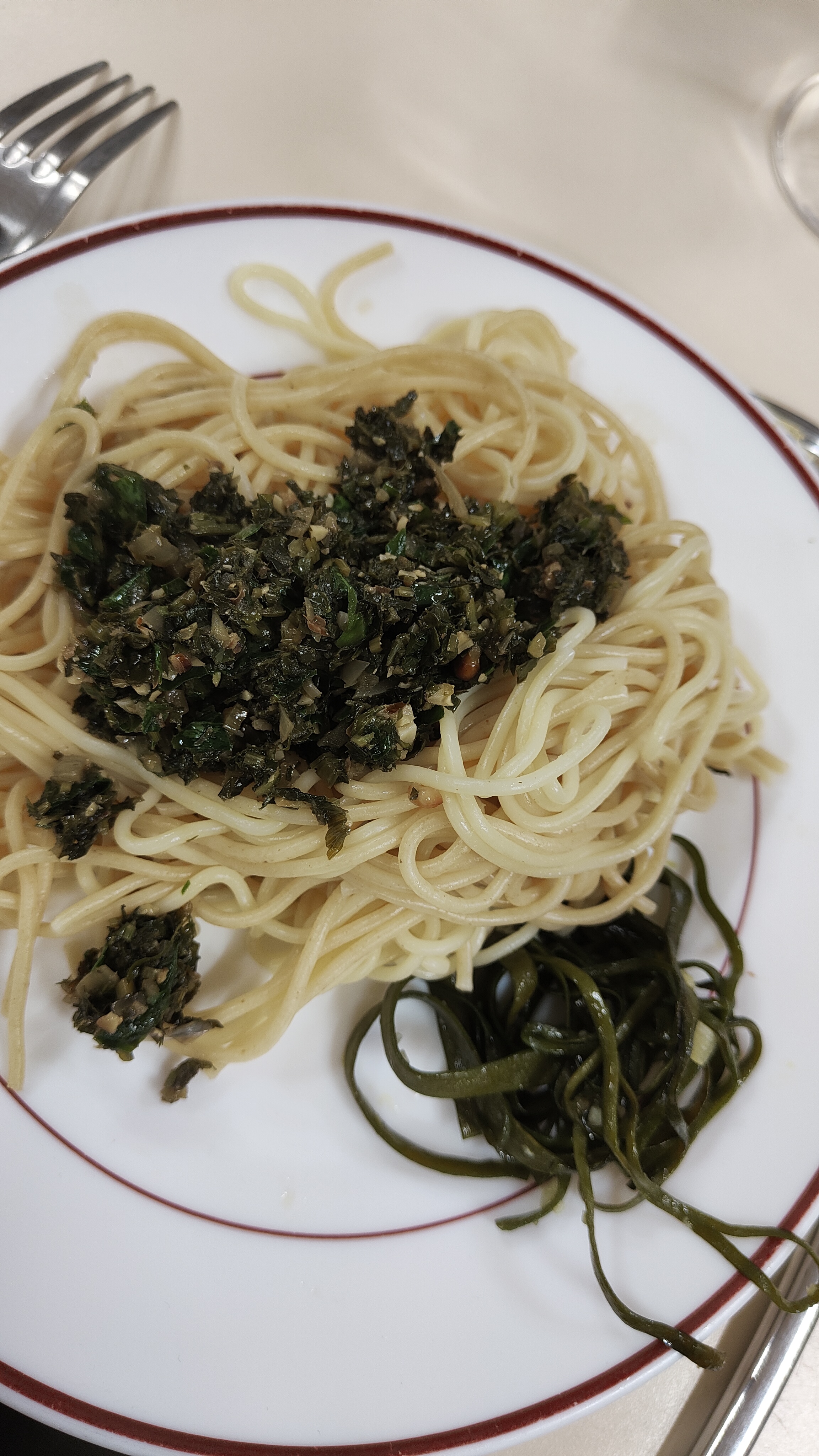 Spaghetti aux haricots de mer et au pesto d’hélosciadie et d’égopode